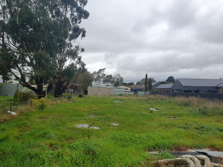 Click to view all images 87 Windham Street (Yard facing Bentlinck St) Wallan VIC 3756 - Image 2