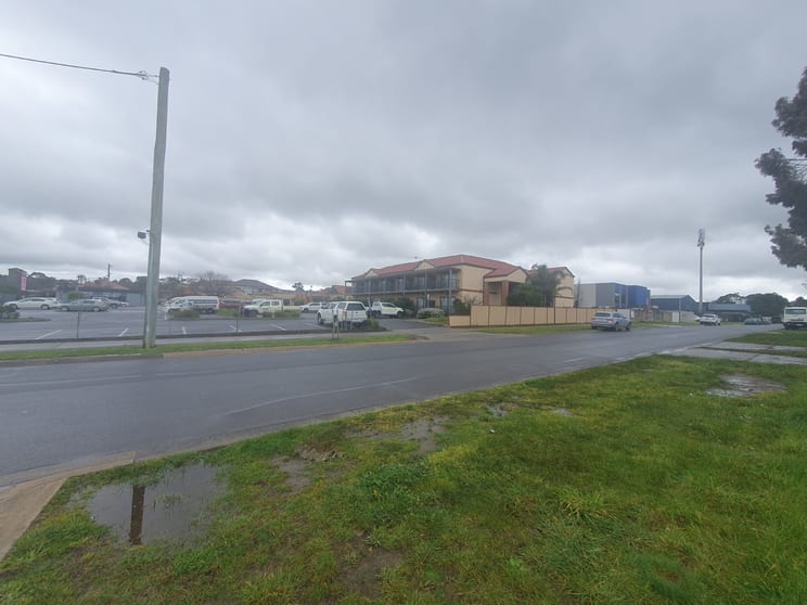 Click to view all images 87 Windham Street (Yard facing Bentlinck St) Wallan VIC 3756 - Image 3