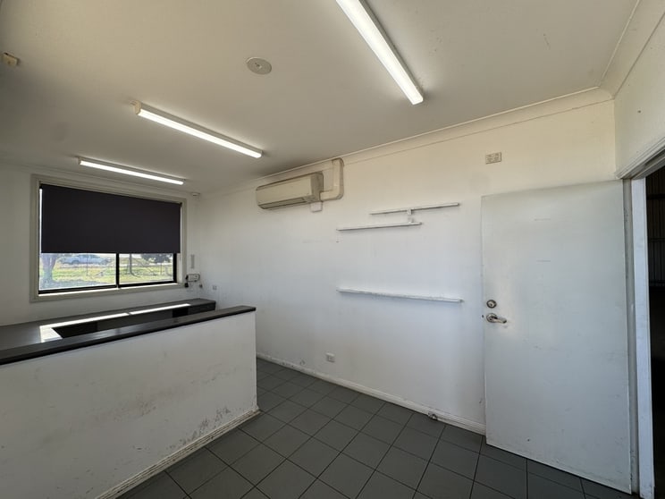 Click to view all images 2 Burraway Road Brocklehurst NSW 2830 - Image 3