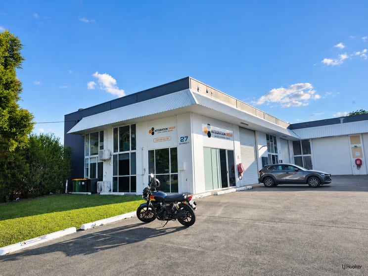 Click to view all images 1/27 Hutchinson Street Burleigh Heads QLD 4220 - Image 1