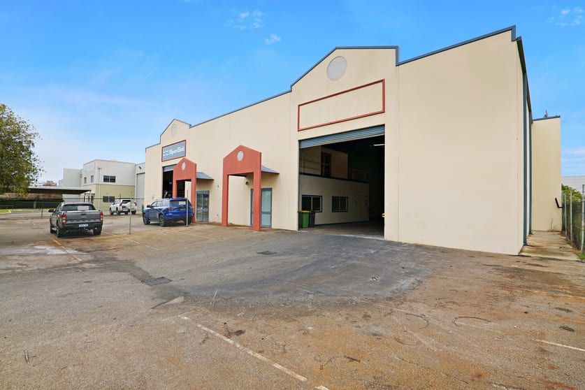 Click to view all images 2/50 Tulloch Way Canning Vale WA 6155 - Image 2