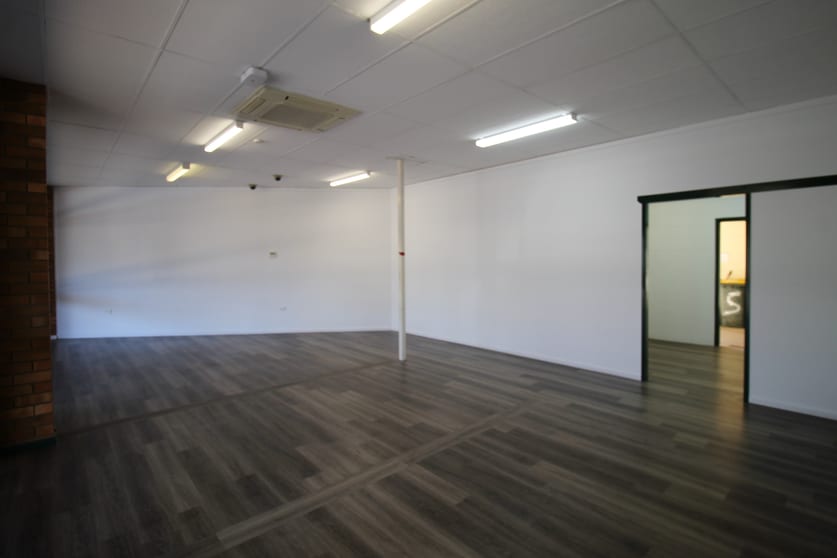 Click to view all images 5/10 Hospital Road Emerald QLD 4720 - Image 3