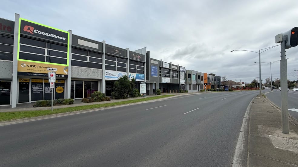 Click to view all images 7/211 Warrigal Road Hughesdale VIC 3166 - Image 2