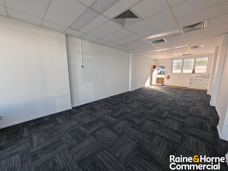 Click to view all images 1/738 Gympie Road Chermside QLD 4032 - Image 3