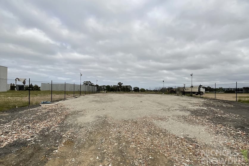 Click to view all images 38 Whitfield Boulevard Cranbourne West VIC 3977 - Image 1