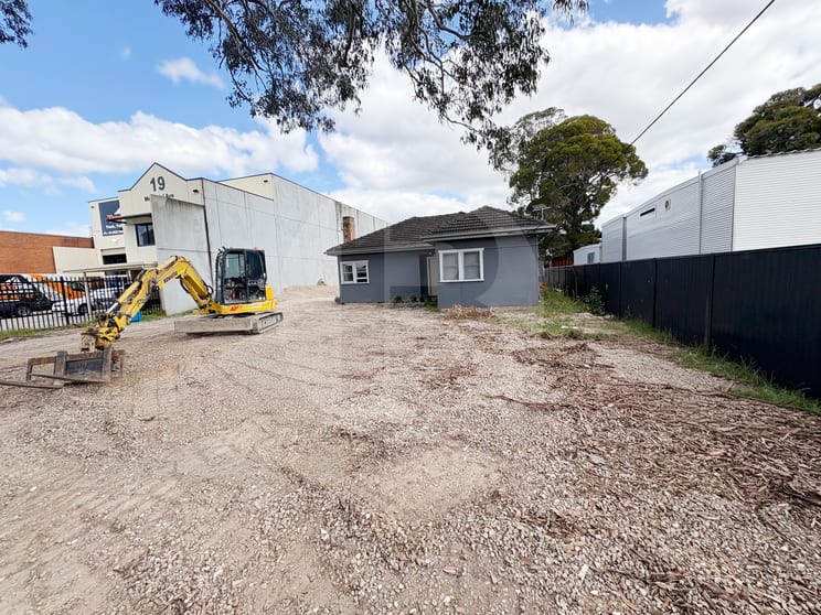 21 MEMORIAL AVENUE Ingleburn NSW 2565 - Image 1