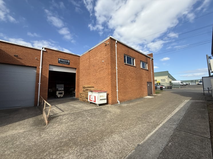 Click to view all images 1/15 Norman Street Peakhurst NSW 2210 - Image 2