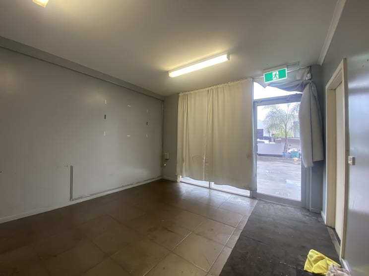 Click to view all images 31 Knight Avenue Sunshine North VIC 3020 - Image 3