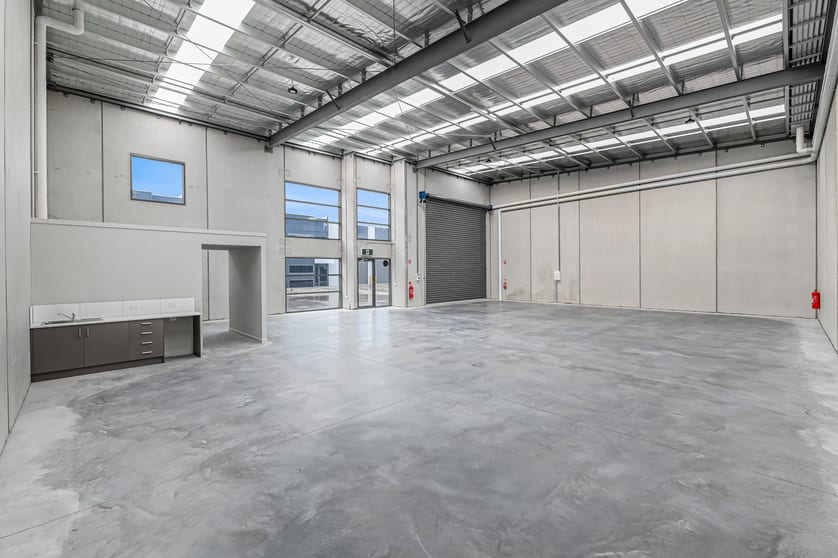 Click to view all images 2 Flatland Close Pakenham VIC 3810 - Image 2