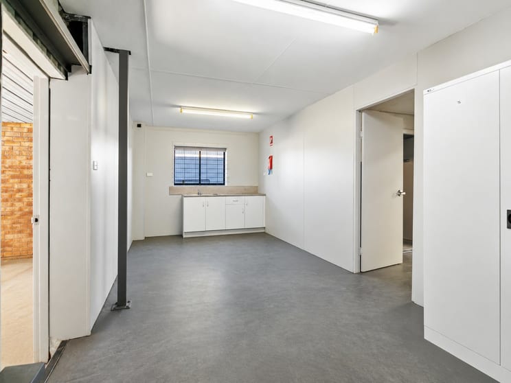 Click to view all images Bay 1/34 Hargreaves Drive Taree NSW 2430 - Image 2