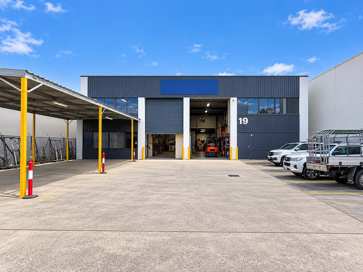 Click to view all images 19 Lombank Street Acacia Ridge QLD 4110 - Image 1