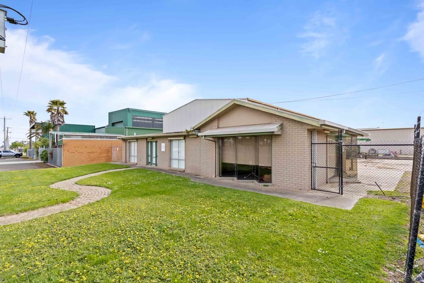 Click to view all images 310 Sutton Street Delacombe VIC 3356 - Image 2