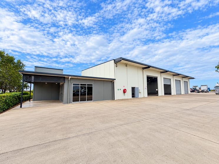 Click to view all images Unit 2/41-47 Jay Street Mount St John QLD 4818 - Image 2