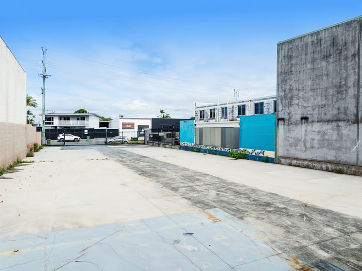 Click to view all images 39 Lemana Lane Burleigh Heads QLD 4220 - Image 3