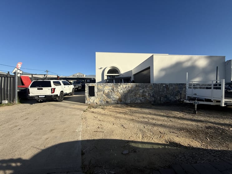 Click to view all images Unit 3/8 Geelong Street Fyshwick ACT 2609 - Image 1