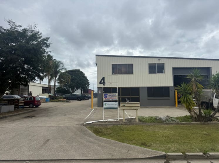 Click to view all images 2/4 Moonbi Street Brendale QLD 4500 - Image 3