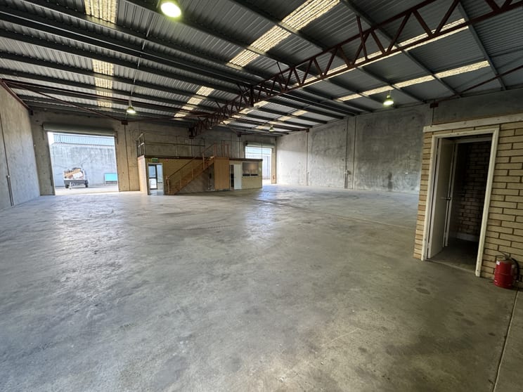 Click to view all images 5/61 Miguel Road Bibra Lake WA 6163 - Image 3
