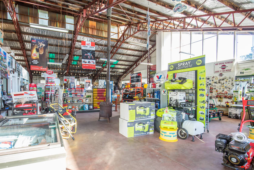 Click to view all images 2 Racecourse Road Casterton VIC 3311 - Image 2