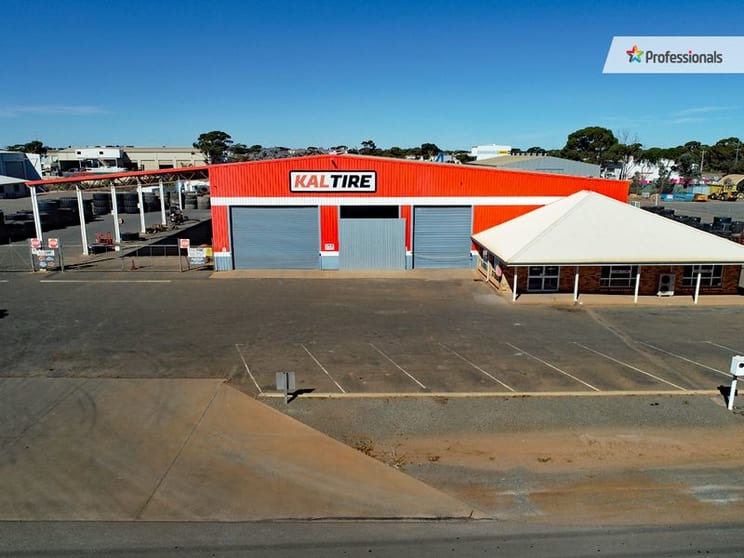 Click to view all images 77 Craig Road West Kalgoorlie WA 6430 - Image 1