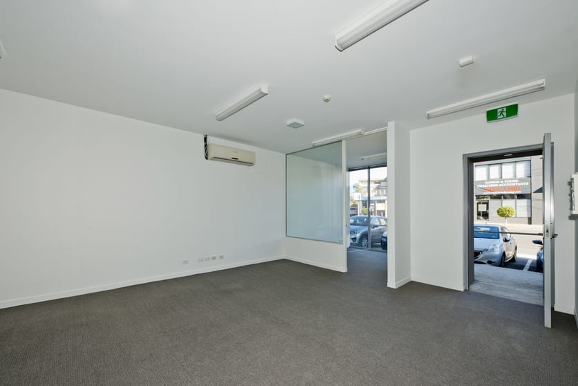 Click to view all images 32 Beetham Parade Rosanna VIC 3084 - Image 3