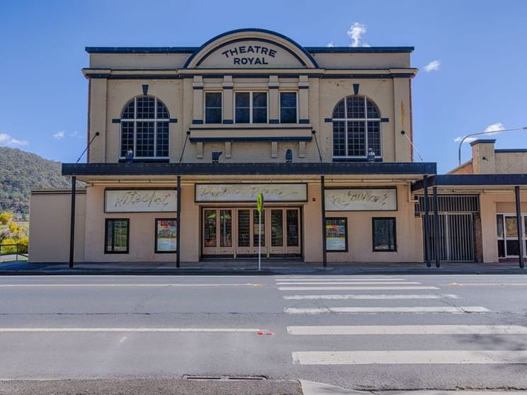 Click to view all images 208 Main Street Lithgow NSW 2790 - Image 1