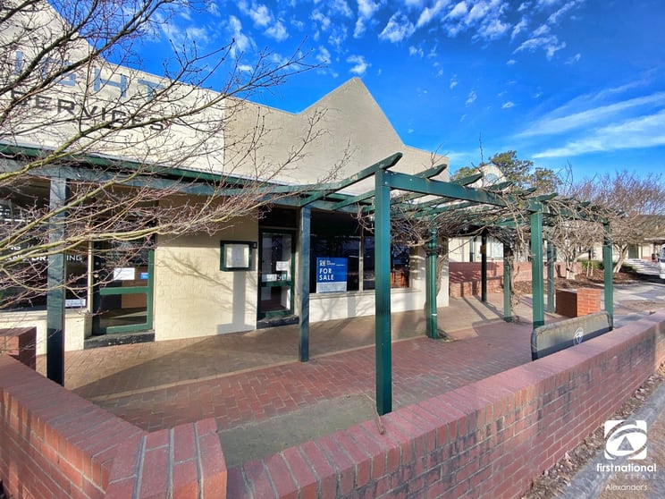 Click to view all images 2E Star Road Bright VIC 3741 - Image 2