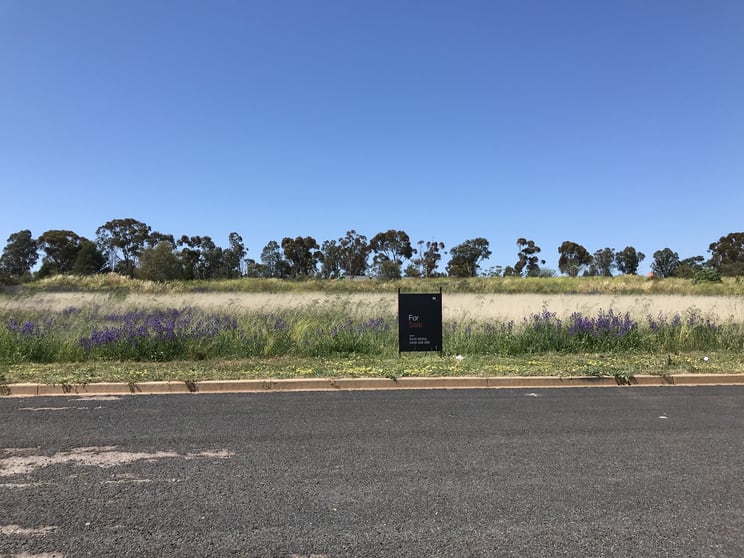 Click to view all images 26 Boyd Circuit Parkes NSW 2870 - Image 2