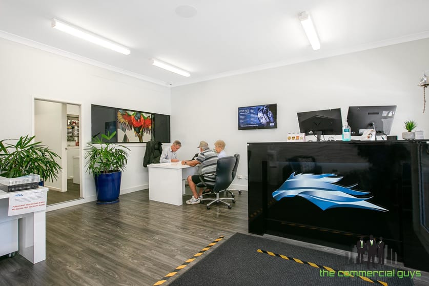 Click to view all images 4/5 Biggs Ave Beachmere QLD 4510 - Image 2