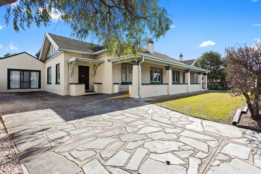 Click to view all images 4 Eyre Street Port Lincoln SA 5606 - Image 2