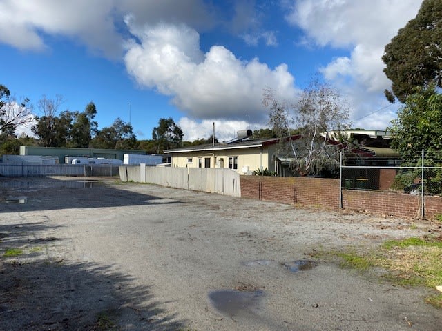 Click to view all images 28 & 30 Robinson Road Bellevue WA 6056 - Image 3