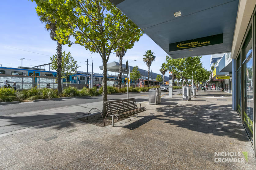Click to view all images 32 Young Street Frankston VIC 3199 - Image 3
