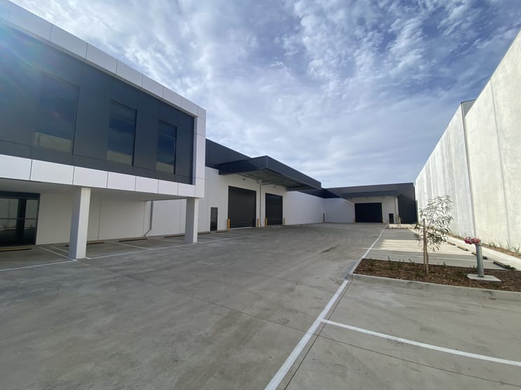 Click to view all images 8 Northpoint Drive Epping VIC 3076 - Image 2