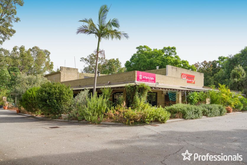 Click to view all images 8 Wygonda Road Roleystone WA 6111 - Image 1