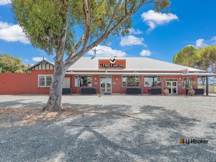Click to view all images Falcon Hotel 7784 Murray Valley Highway Echuca VIC 3564 - Image 2