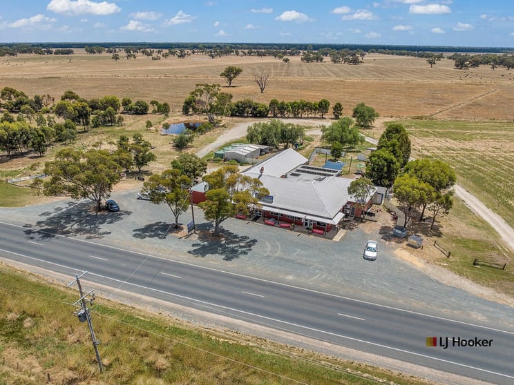 Click to view all images Falcon Hotel 7784 Murray Valley Highway Echuca VIC 3564 - Image 1