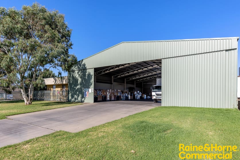 Click to view all images 20 Stuart Road Wagga Wagga NSW 2650 - Image 2
