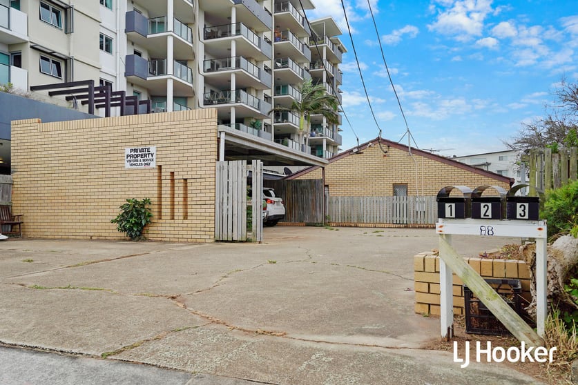 Click to view all images 88 Hornibrook Esplanade Clontarf QLD 4019 - Image 3