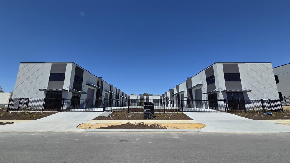 Click to view all images 30 Deviation Way Neerabup WA 6031 - Image 2
