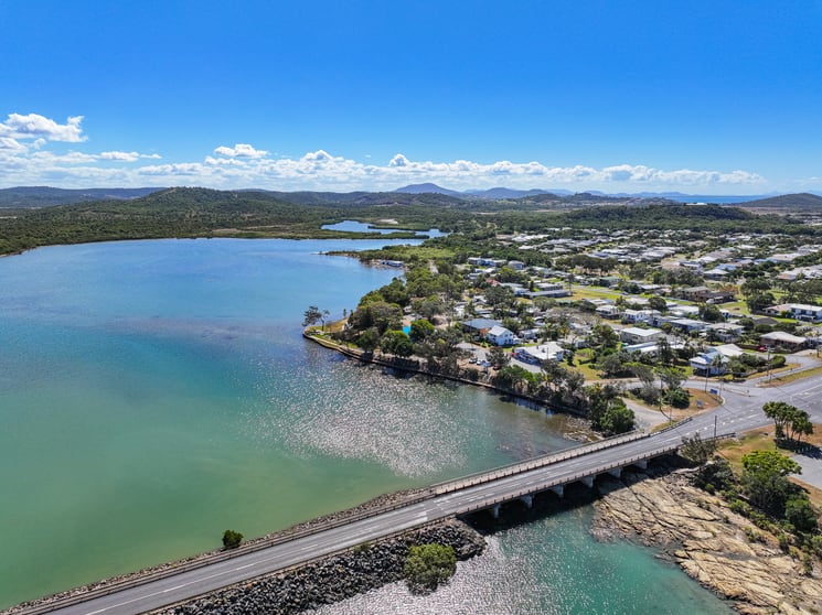 Click to view all images 11 Causeway Esplanade Causeway Lake QLD 4703 - Image 2