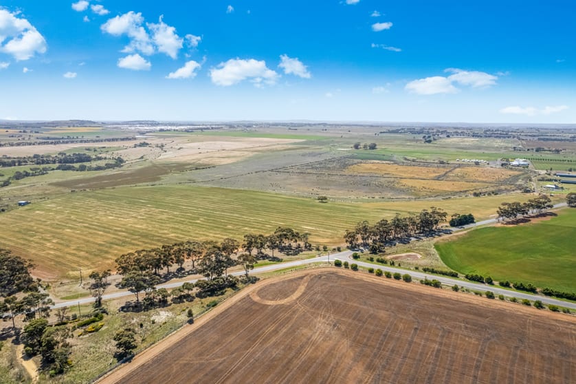 Click to view all images 864 Holden Road Diggers Rest VIC 3427 - Image 2