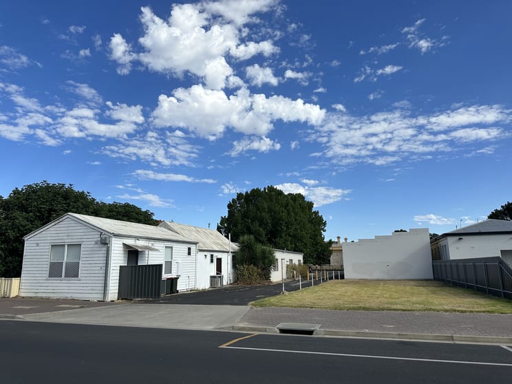 Click to view all images 55-57 Robertson Street Naracoorte SA 5271 - Image 1