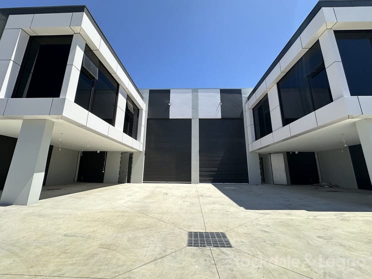 Click to view all images 5a/3 Hampden Road Cranbourne West VIC 3977 - Image 1