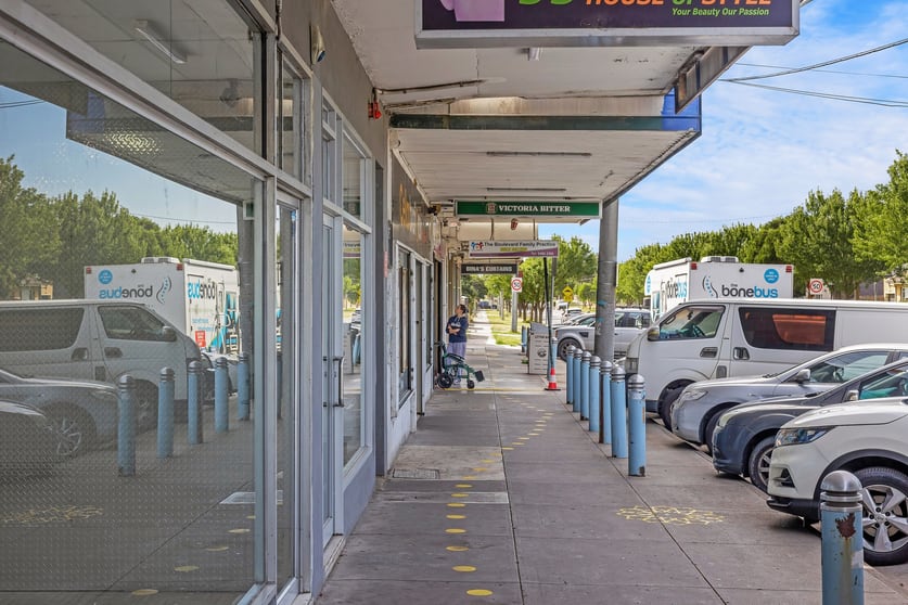 Click to view all images 16 The Boulevard Thomastown VIC 3074 - Image 2