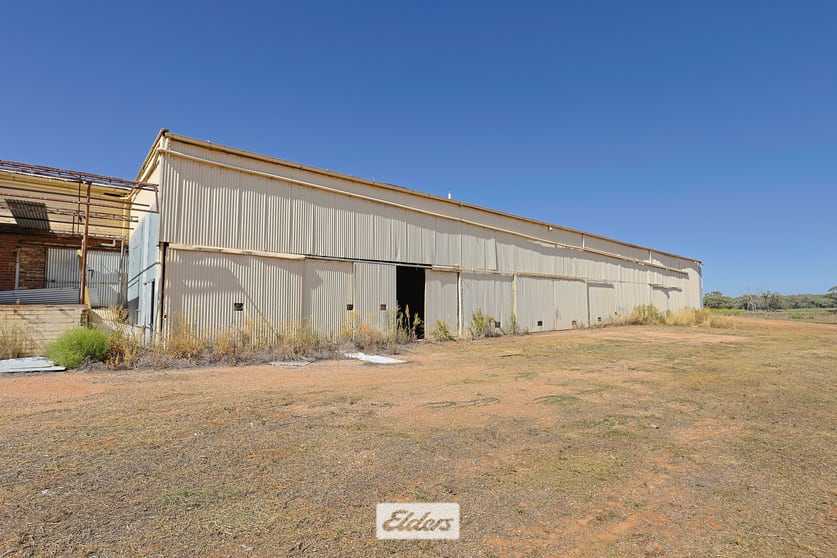 Click to view all images 7-15 Moore Street Robinvale VIC 3549 - Image 2