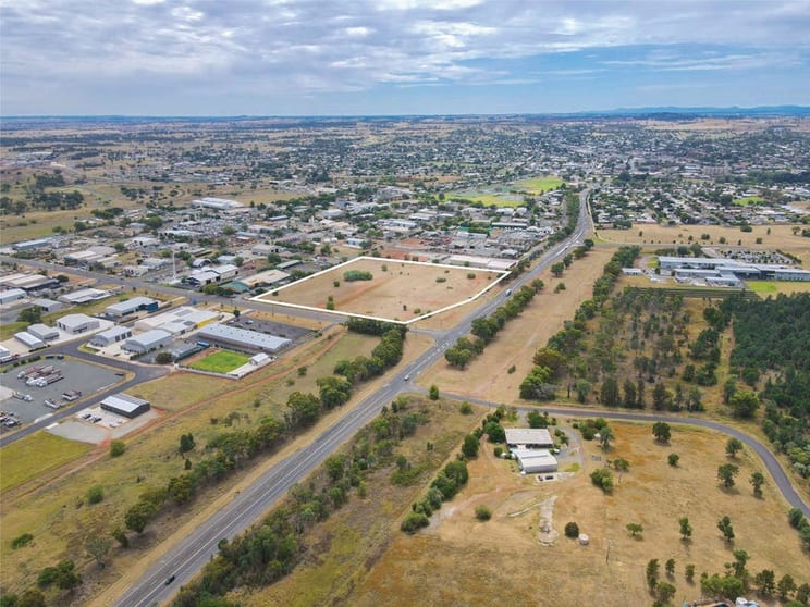 Click to view all images 116 Newell Highway Parkes NSW 2870 - Image 3