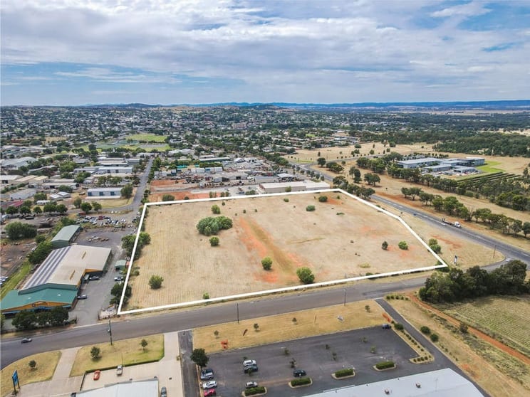Click to view all images 116 Newell Highway Parkes NSW 2870 - Image 1