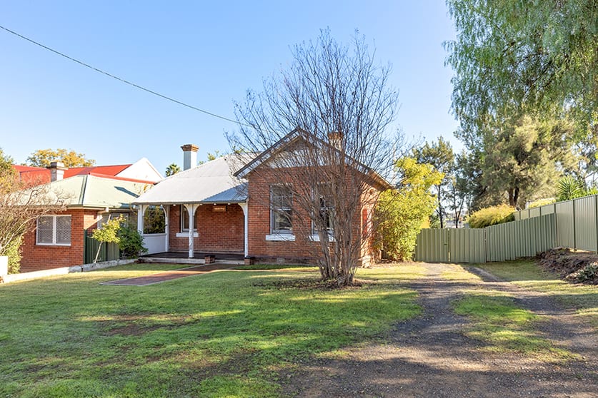 Click to view all images 4 Darling Street Tamworth NSW 2340 - Image 2