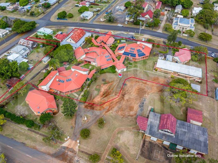 Click to view all images Large-Scale Accommodation/35 Hall St Mount Morgan QLD 4714 - Image 3