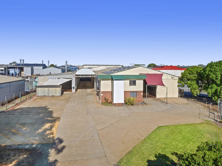 Click to view all images 33 Industrial Avenue Wilsonton QLD 4350 - Image 1