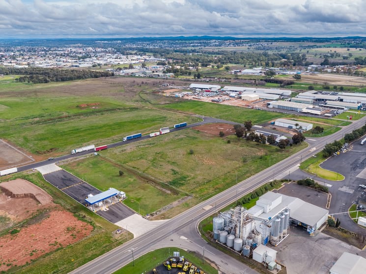 Click to view all images 29 Purvis Lane Dubbo NSW 2830 - Image 3